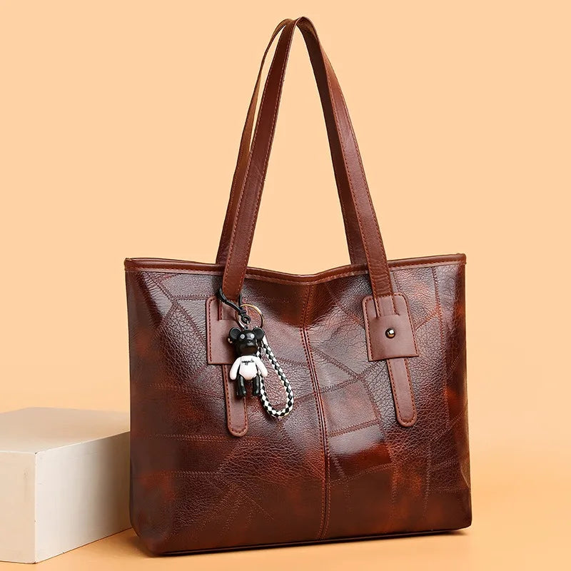 Sac Porté Épaule Sobre et Raffiné sur fond beige