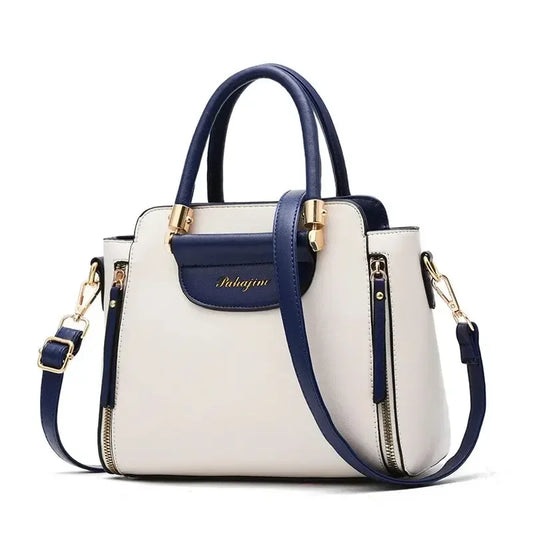 Sac à Main Bandoulière Original et Stylisé, de couleur beige et bleu, sur fond blanc.