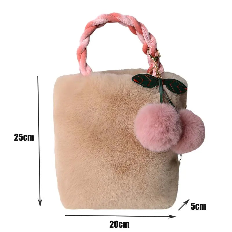 Sac à Main Fausse Fourrure avec Pendentif Cerise, de couleur marron, avec une anse torsadée rose, sur un fond blanc.