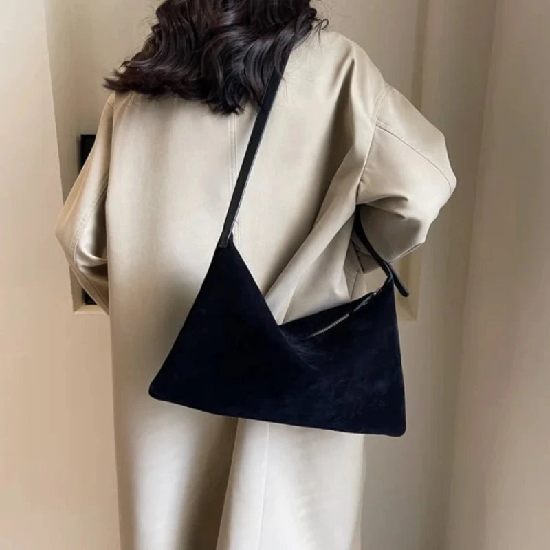 Sac à Main Baguette Design Épuré et Chic, porté par un mannequin