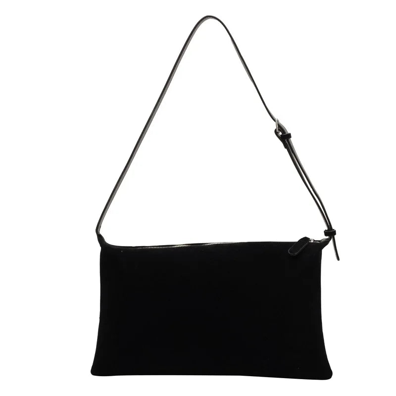 Sac à Main Baguette Design Épuré et Chic, de couleur noire et sur fond blanc