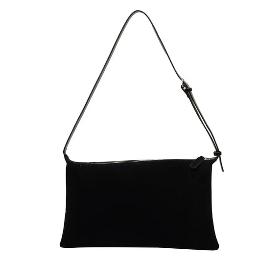 Sac à Main Baguette Design Épuré et Chic, de couleur noire et sur fond blanc