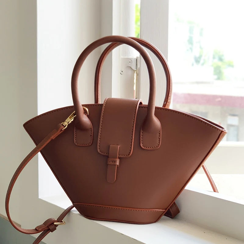 Sac à Main Luxe Tendance mise en scène sur fenêtre - Marron Foncé - Noir - Camel