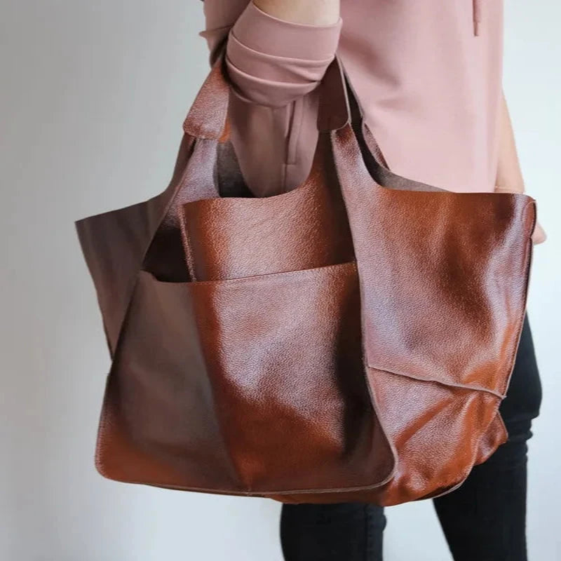 Grand Sac Cabas Multi Poche Modèle iconique, porté par un mannequin.
