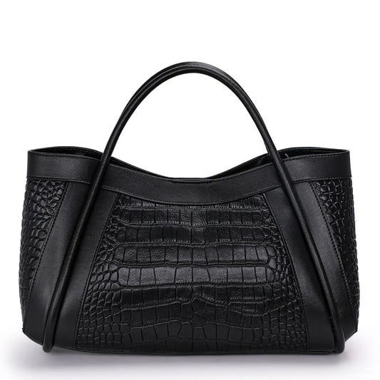 Sac à Main en Cuir Femme Grand Format Noir, avec des formes d'écailles, sur un fond blanc.