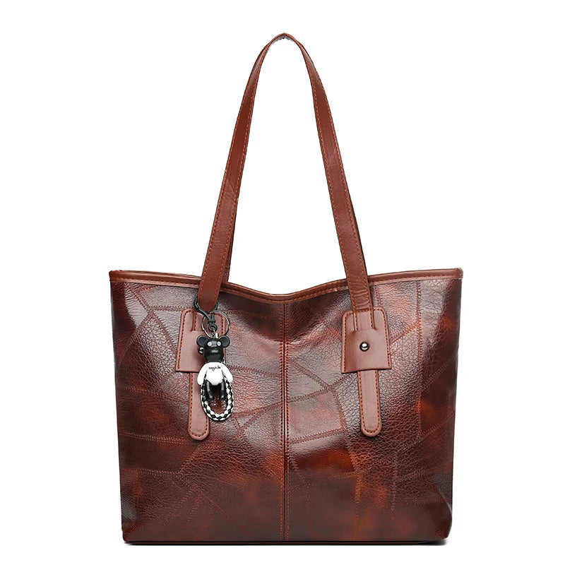 Sac Porté Épaule Sobre et Raffiné marron sur fond blanc