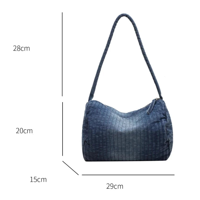 Sac Matelassé Souple en Denim sur fond blanc