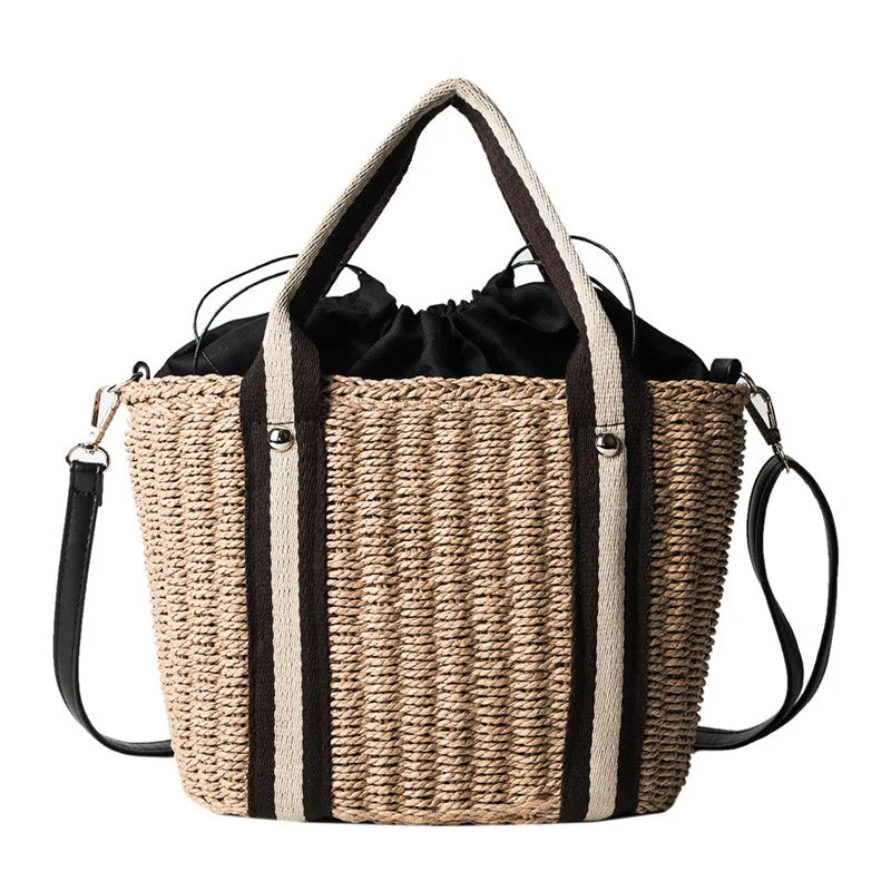 Sac à Main Panier en Paille avec Bandoulière, de couleur marron, avec anse et bandouilière noires, sur un fond blanc.