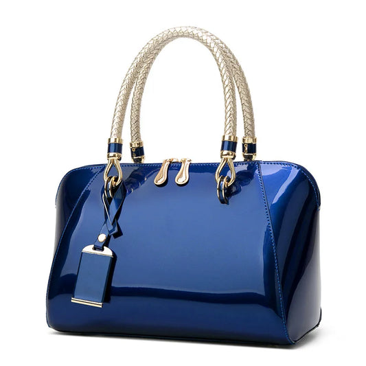 Sac à Main Mariage Effet Vernis Glamour et Chic, de couleur bleu et sur fond blanc.