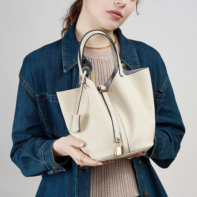 Sac Femme Bourse Chic et Blanc porté par une femme