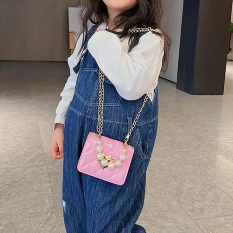 Sac Pour Petite Fille Brillant à Perles porté par une fille
