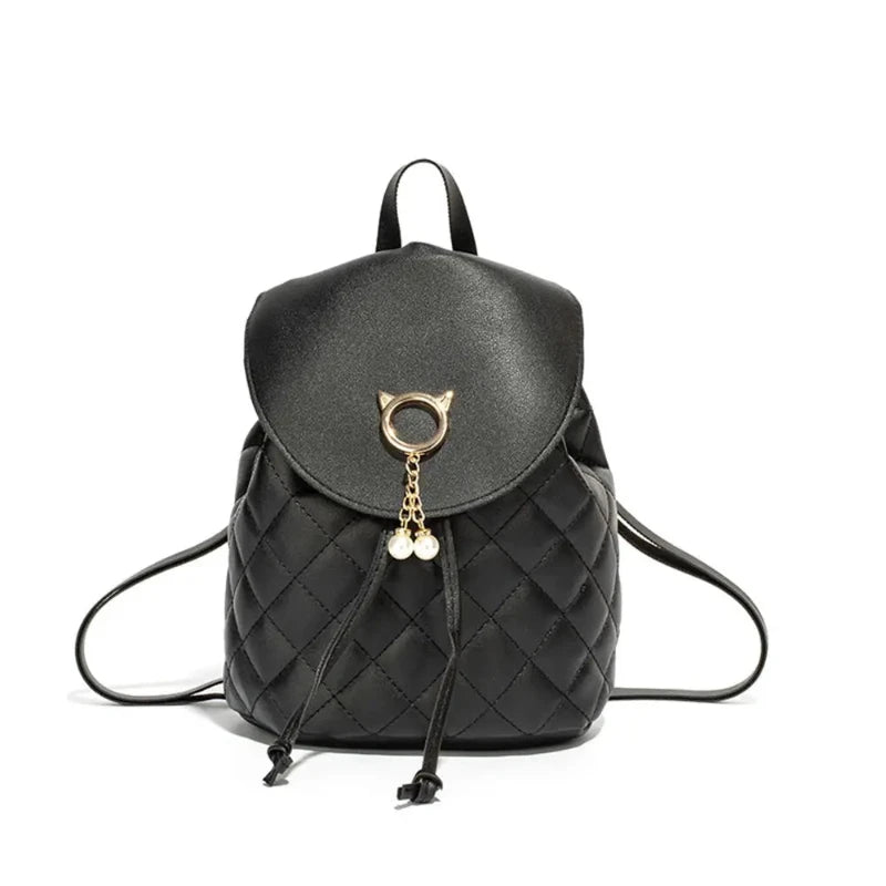 Sac à Main et à Dos Femme Raffiné et Stylisé, de couleur noire et sur fond blanc.