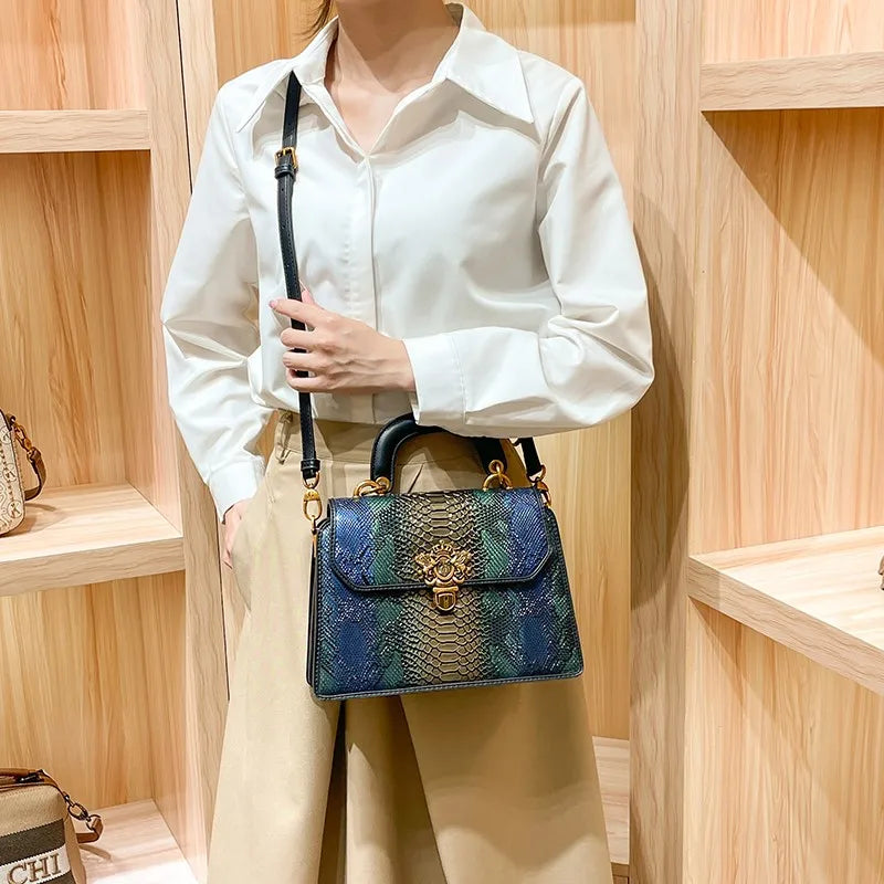 Sac à Main Multicolore Effet Peau de Serpent porté par une femme