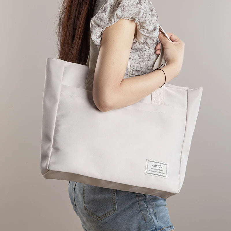 Sac Ordinateur Femme Blanc en Toile porté par une femme