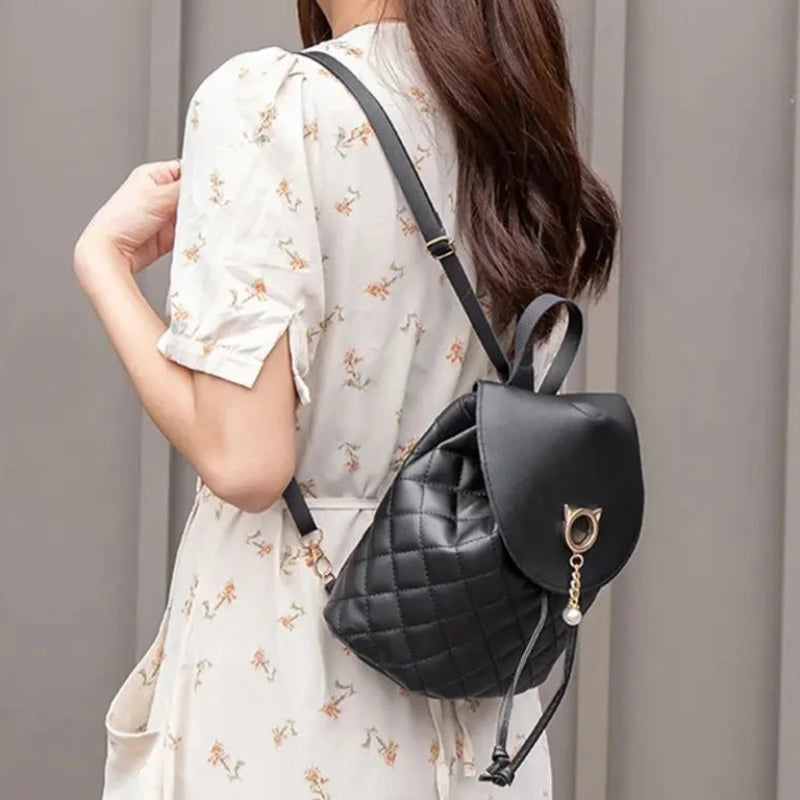 Sac à Main et à Dos Femme Raffiné et Stylisé, porté par un mannequin.