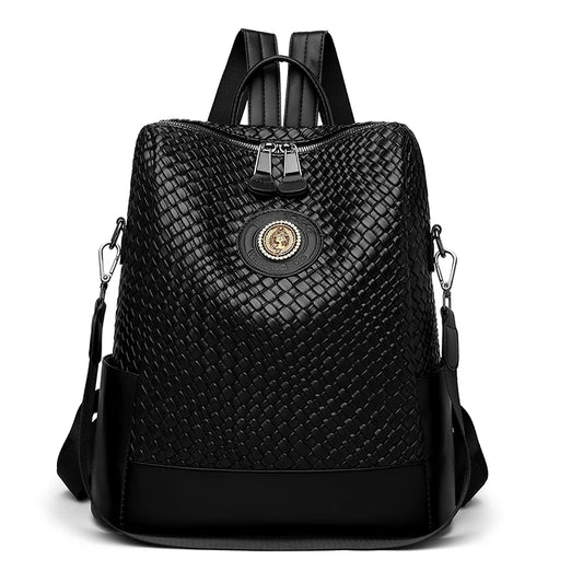 Sac à Main et à Dos Femme Raffiné et Élégant Noir, avec matière en forme d'écailles, sur un fond blanc.