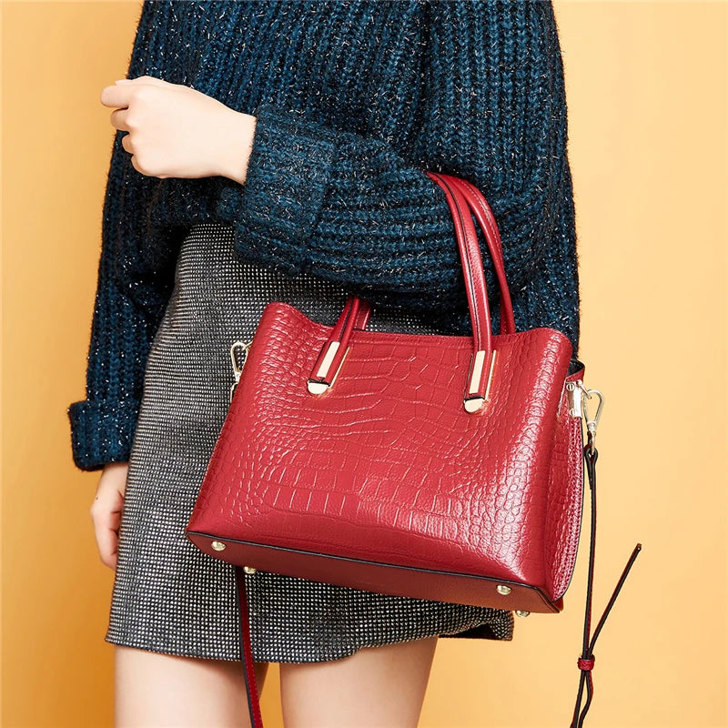 Sac Bandoulière Glamour Effet Croco, porté par une femme.