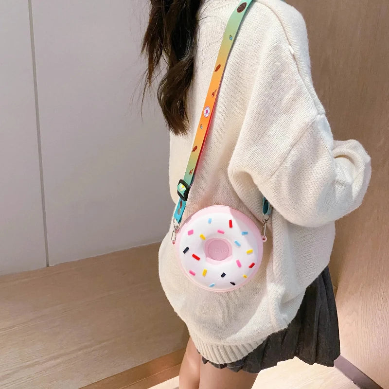 Sac Pour Petite Fille au Design de Donut porté par une femme