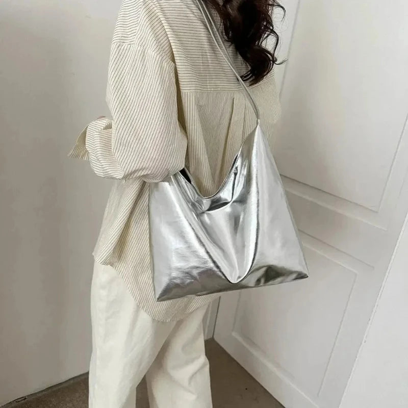 Sac de Luxe Argenté et Brillant porté par une femme