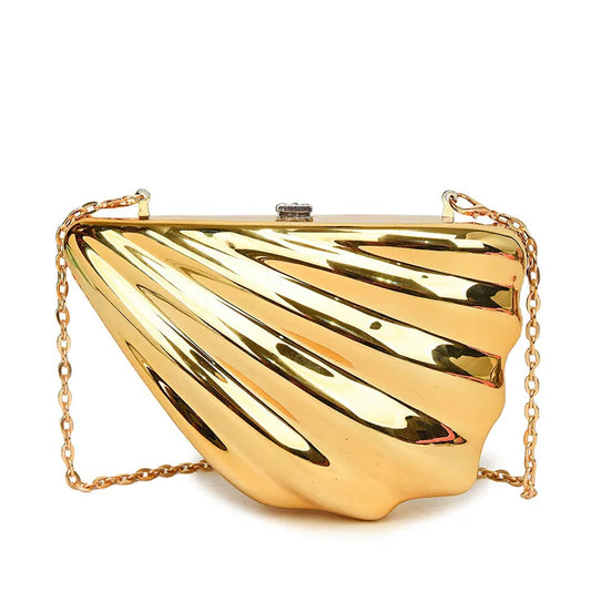 Pochette de Soirée Style Sculptural et Finition Éclatante, de couleur dorée et sur fond blanc