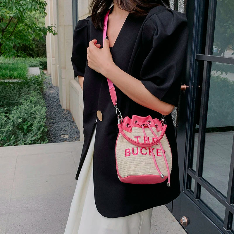 Sac Femme Seau Vintage en Paille porté par une femme