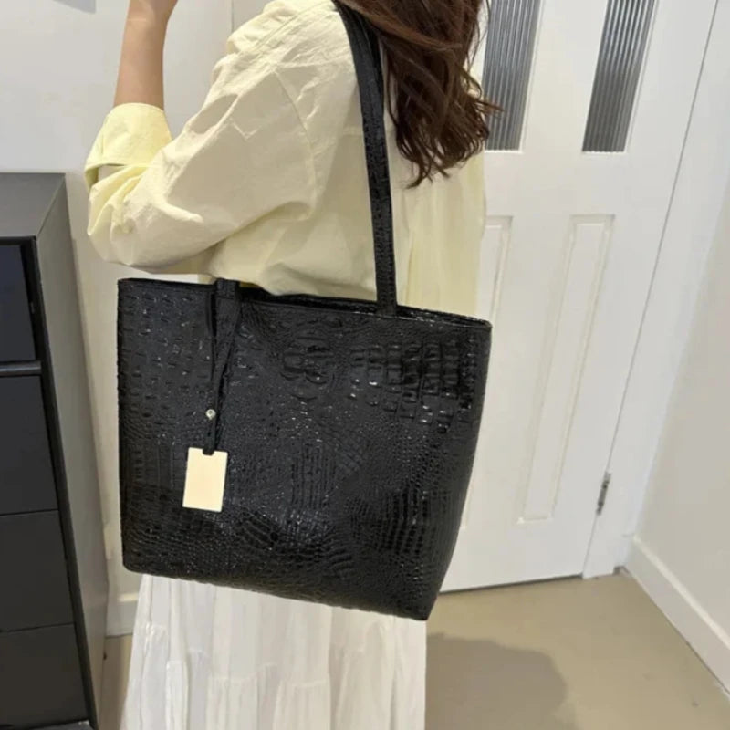 Grand Sac à Main Métallisé avec Effet Croco Élégant