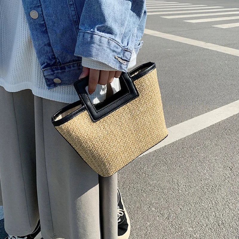 Sac en Osier Chic et Moderne dans la main d'une femme