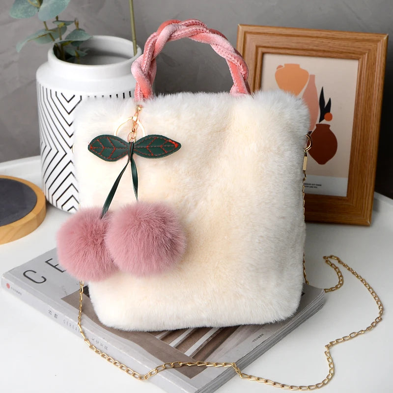 Sac à Main Fausse Fourrure avec Pendentif Cerise