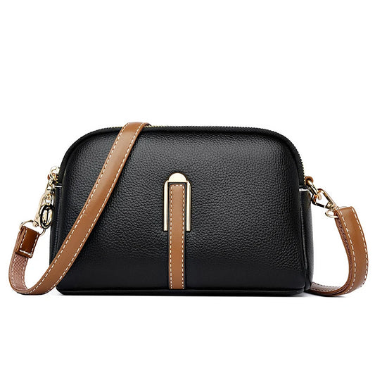 Petit Sac à Main Bandoulière Ajustable et Minimaliste, de couleur noire et sur fond blanc.