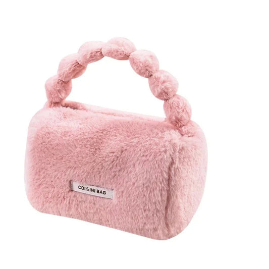 Sac à Main Fourre Tout en Fausse Fourrure, de forme cylindrique, avec une anse, de couleur rose, sur un fond blanc.