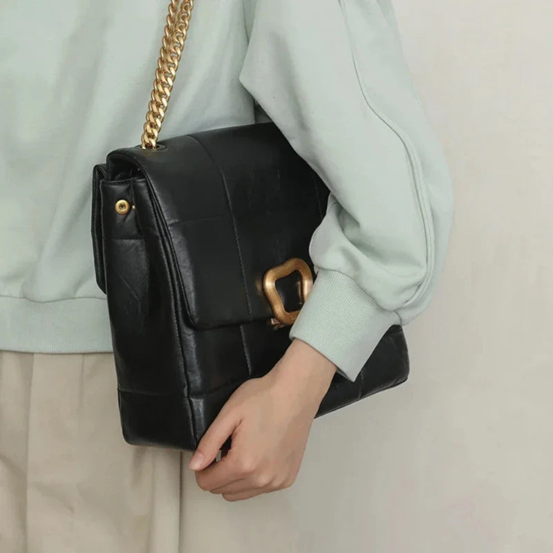 Sac Matelassé Noir Style Mallette porté par une femme