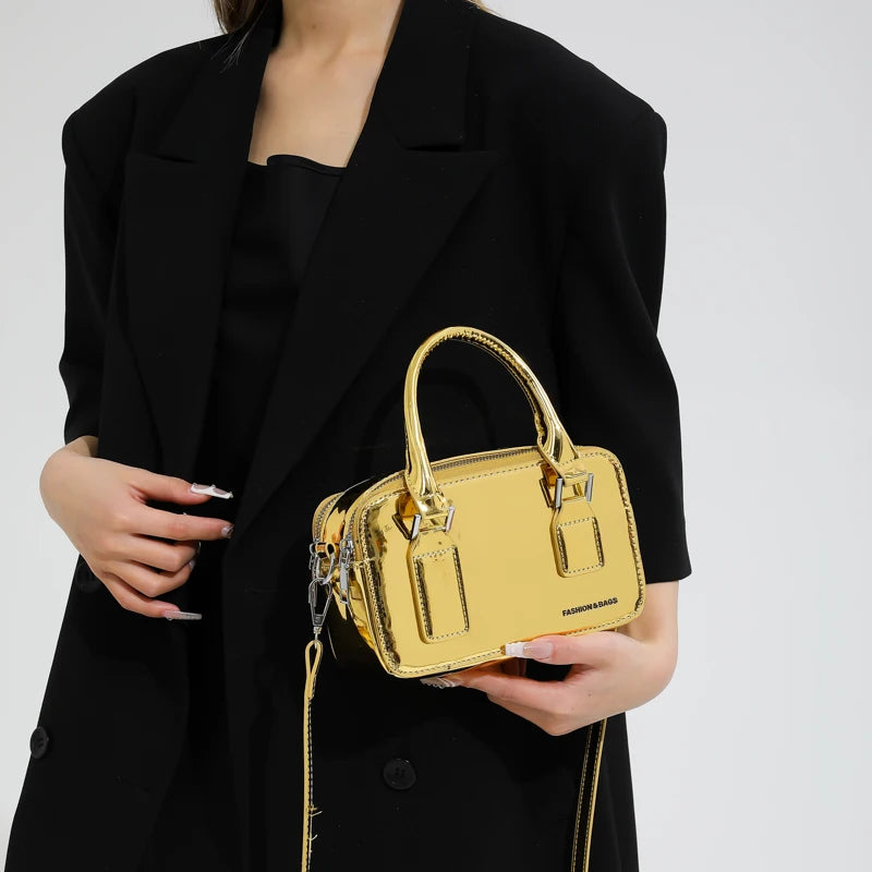 Petit Sac à Main Brillant et Luxueux porté par une femme
