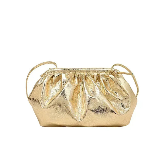 Sac à Main de Soirée Somptueux Effet Froissé Moderne, de couleur dorée et sur fond blanc 