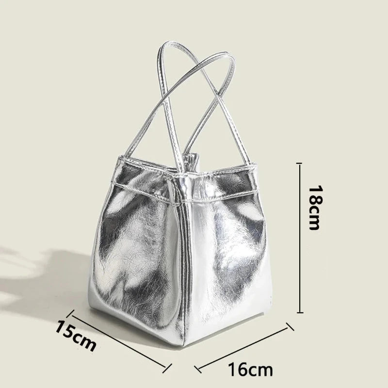 Sac Femme Seau Carré et Argenté sur fond beige