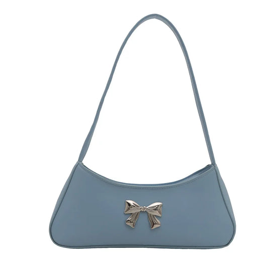 Sac à Main Baguette avec Nœud Décoratif Style Glamour, de couleur bleu et sur un fond blanc