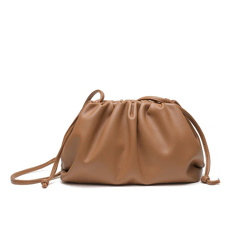 Sac à Main Souple Femme Vintage Marron, sur un fond blanc.