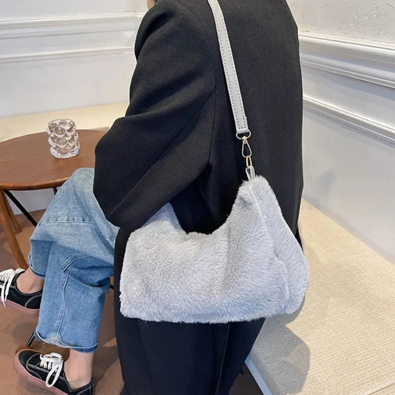 Sac à Main Doux et Gris en Fausse Fourrure porté par une femme