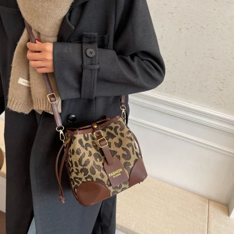 Sac à Main Fourre Tout à Motif Léopard porté par une femme