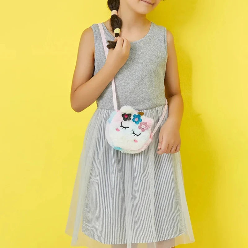 Sac Pour Petite Fille Peluche Douce porté par une fille