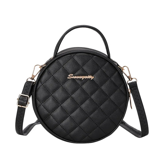 Sac à Main Rond Effet Matelassé, de couleur noire et sur un fond blanc.