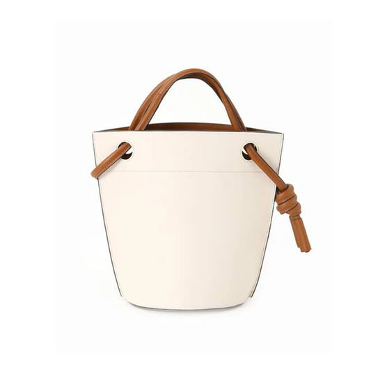 Sac Femme Seau Versatile et Luxueux sur fond blanc
