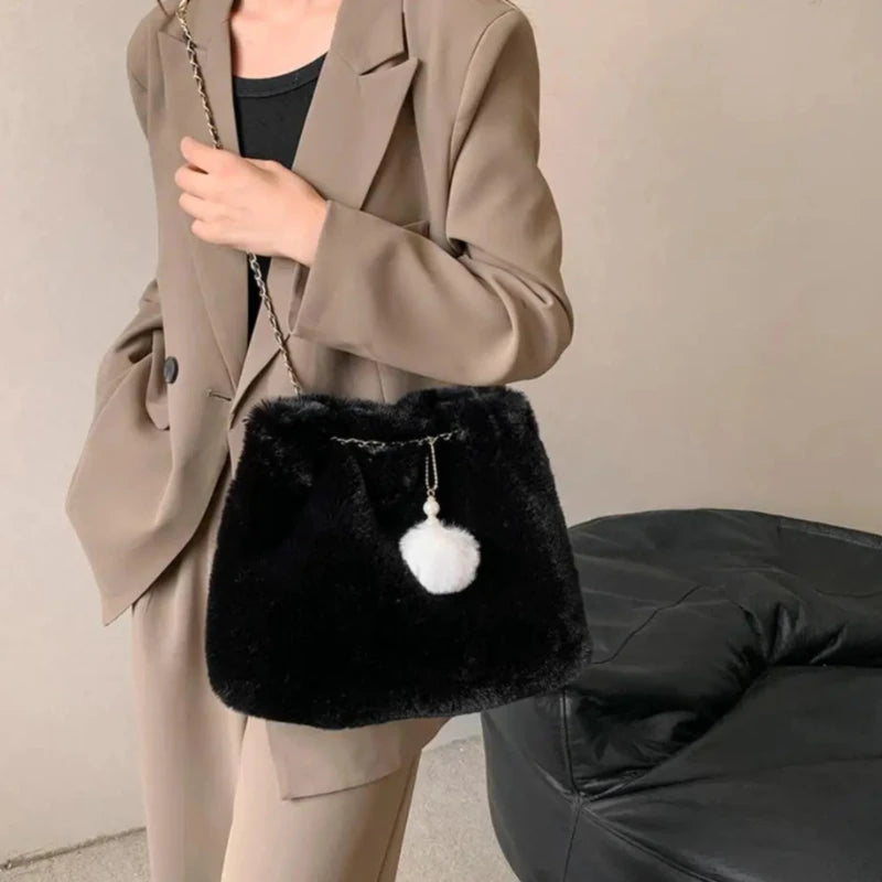 Sac à Main en Fausse Fourrure avec Pompon sur une femme