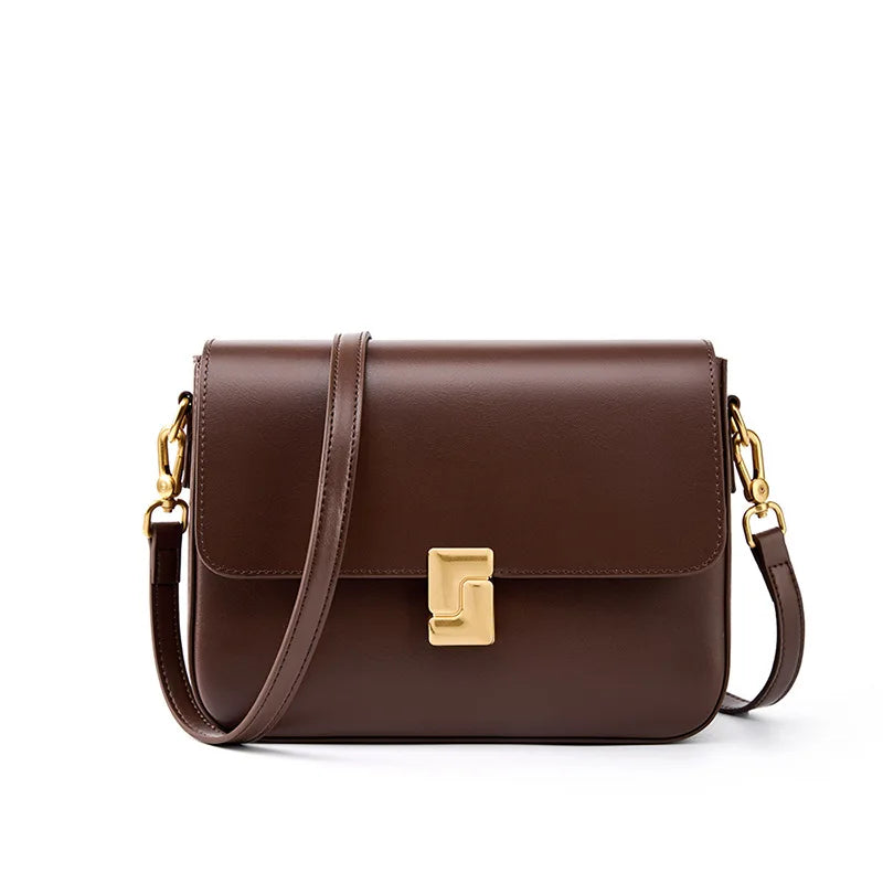 Sac à Main en Cuir Femme à bandoulière Marron, avec une boucle de fermeture dorée, sur un fond blanc.