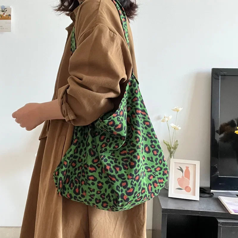 Sac à Main Léopard Vert en Toile porté par une femme