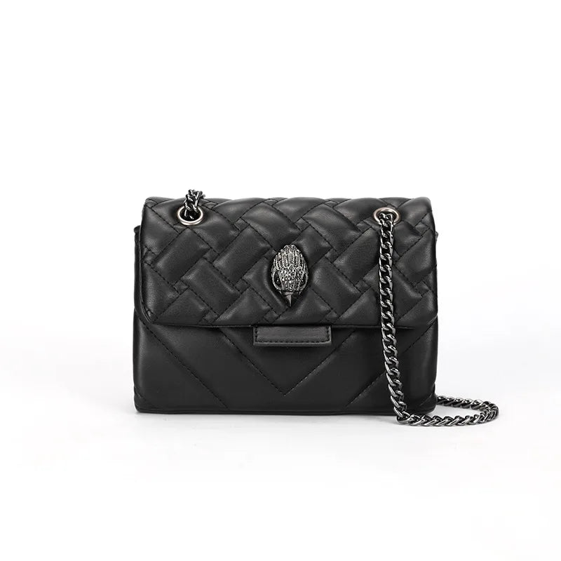 Sac Matelassé Noir avec Chaine sur fond blanc