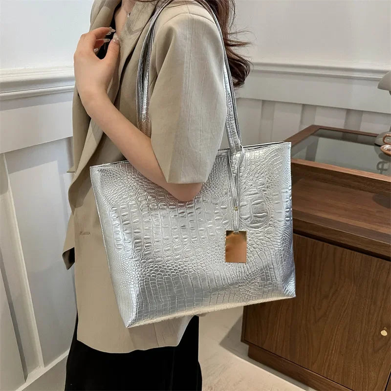 Grand Sac à Main Métallisé avec Effet Croco Élégant, porté par un mannequin