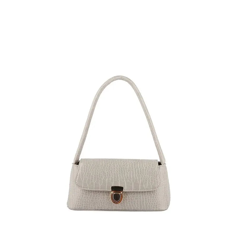 Sac à Main Baguette Simili Blanc Élégant, petit format, avec une fermeture dorée, sur un fond blanc.