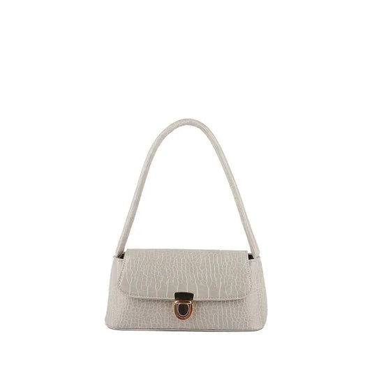 Sac à Main Baguette Simili Blanc Élégant, petit format, avec une fermeture dorée, sur un fond blanc.