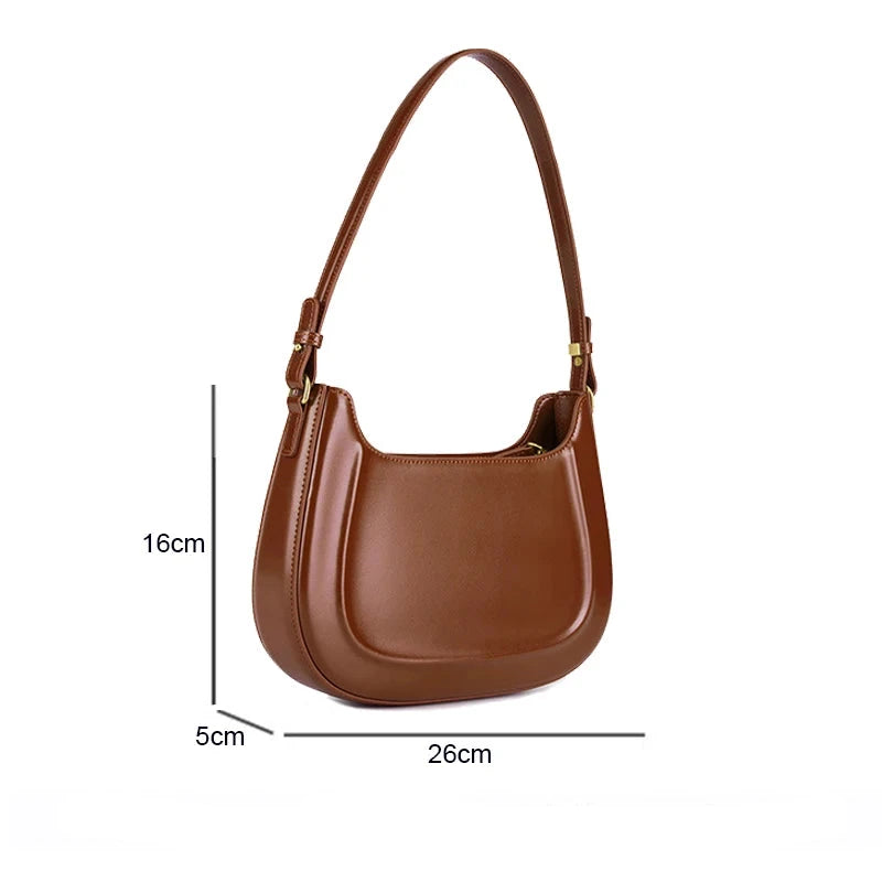 Sac à Main Baguette Design Épuré Marron, avec bandoulière, sur un fond blanc.