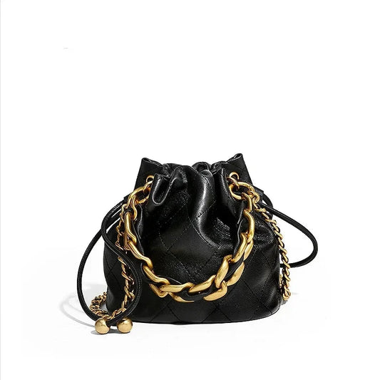 Sac Matelassé Noir Style Bourse sur fond blanc